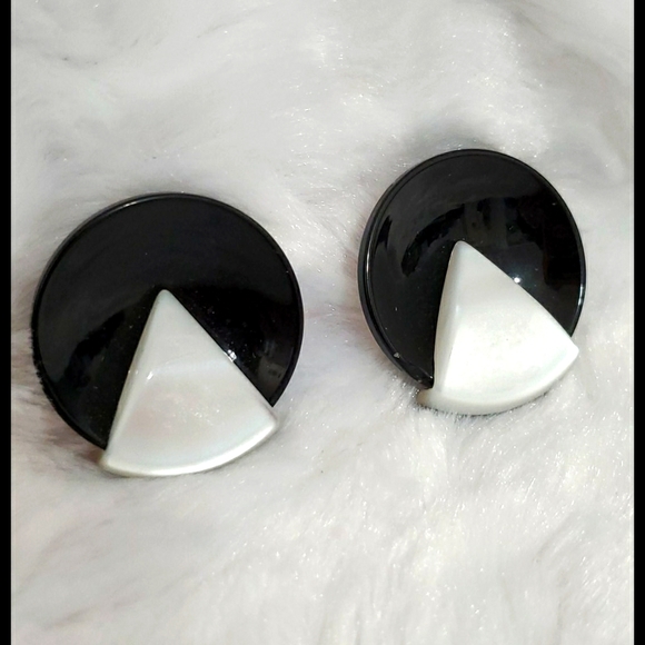 Black & pearlized white retro 80s vibe clip ons - Picture 2 of 14